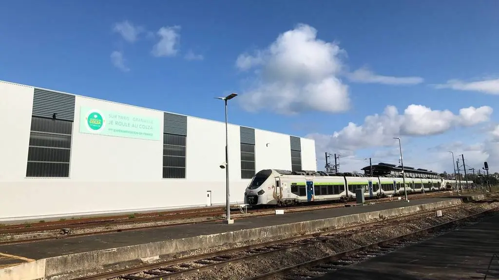 Nouveau train circulant au biocarburant colza au niveau d'une gare sur la ligne Paris-Granville