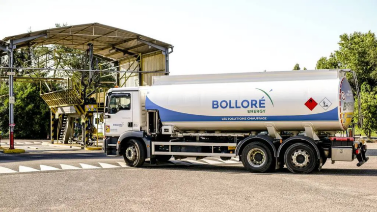 Camion-citerne Bolloré Energy stationné sur une plateforme de chargement énergétique