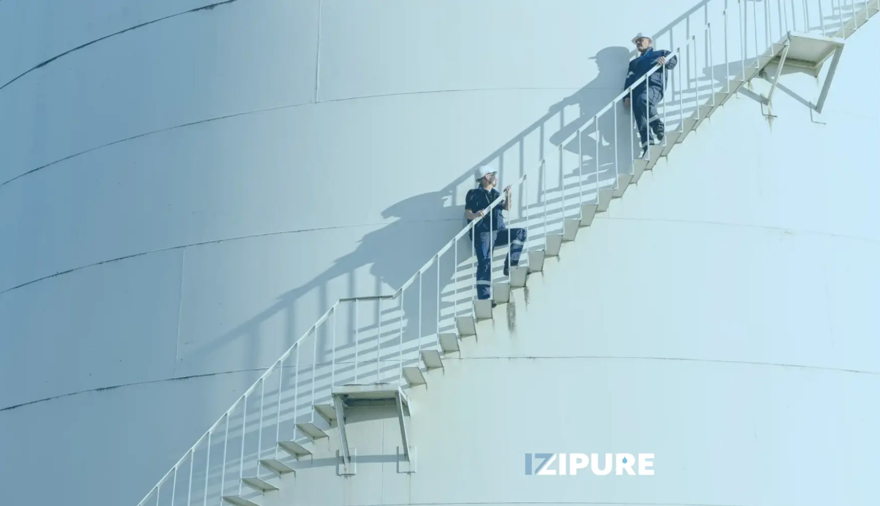 Techniciens Bolloré Energy sur un escalier extérieur d’un réservoir de stockage énergétique