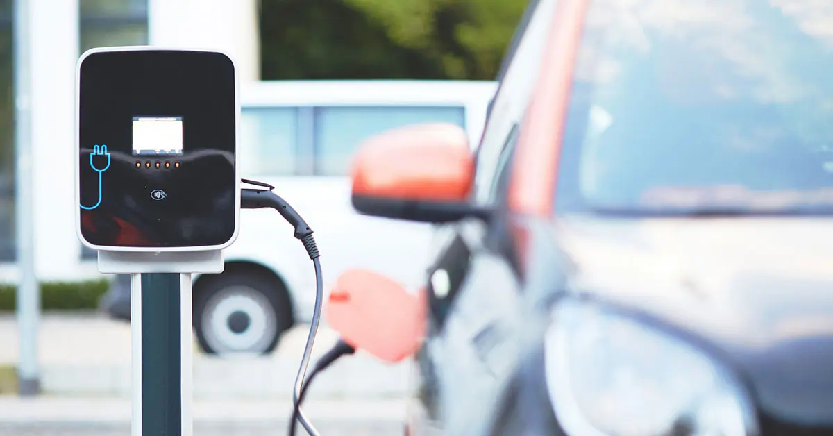 Véhicule électrique en cours de recharge sur une borne dédiée