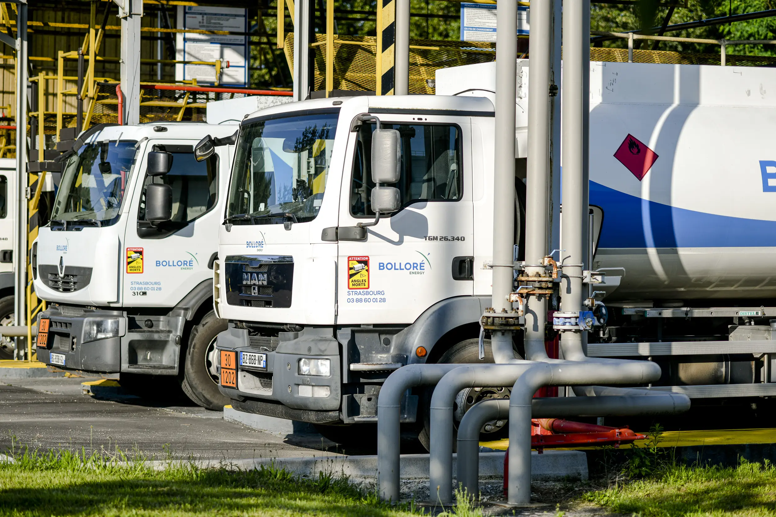 Camions-citernes Bolloré Energy stationnés sur un site logistique dédié à la distribution d’énergie