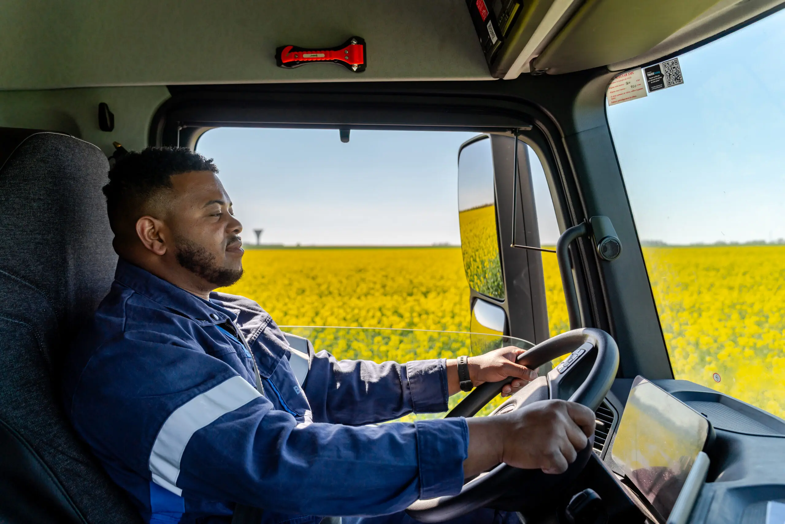 Conducteur de camion assurant une tournée de livraison d’énergie en zone rurale