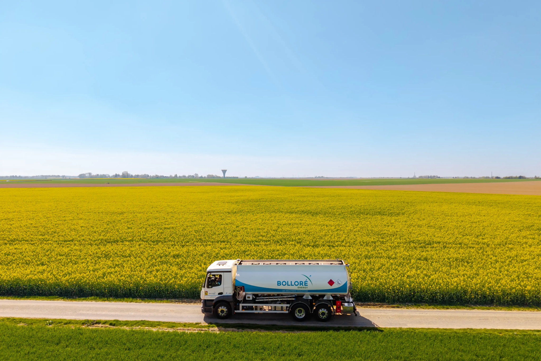 Camion-citerne circulant en bordure d’un champ agricole destiné aux filières énergétiques
