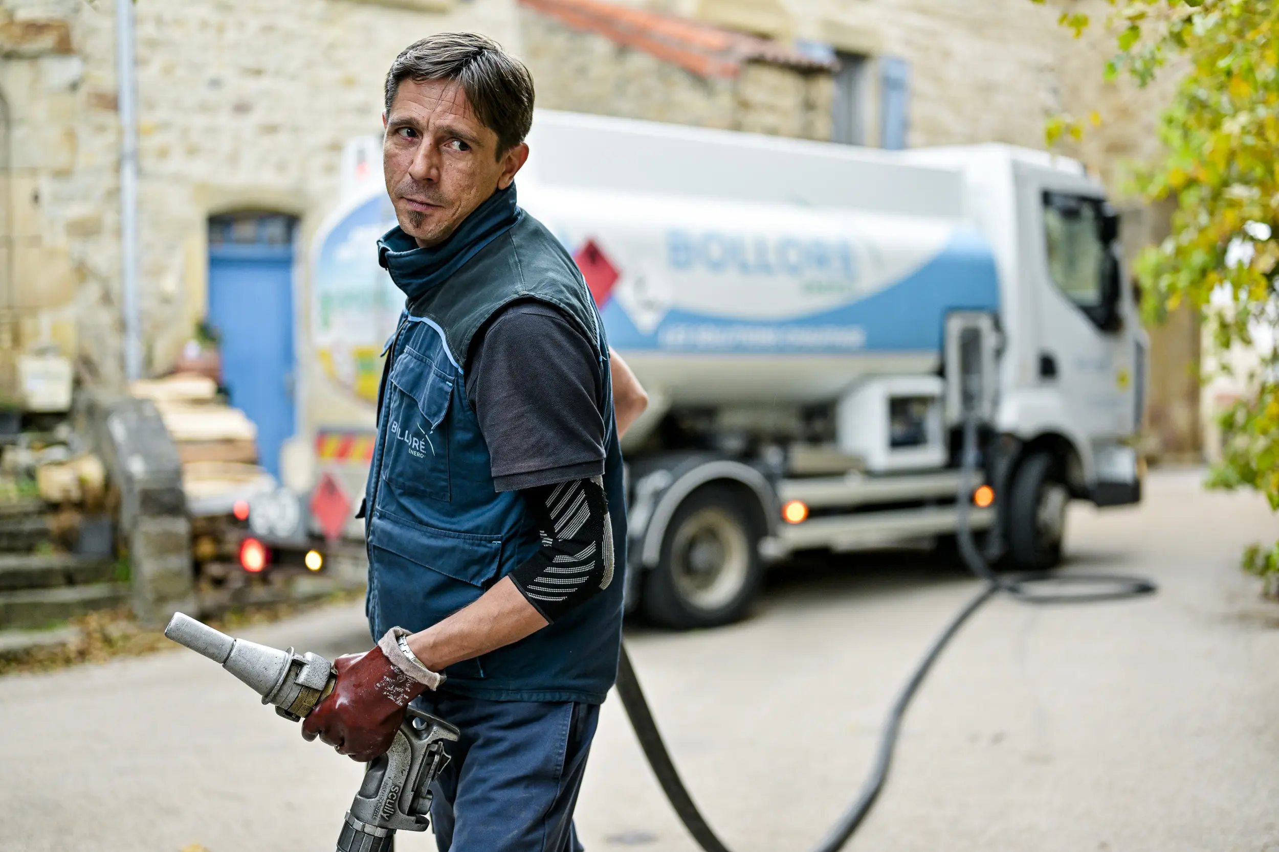 Technicien Bolloré Energy effectuant une opération de livraison de combustible depuis un camion-citerne