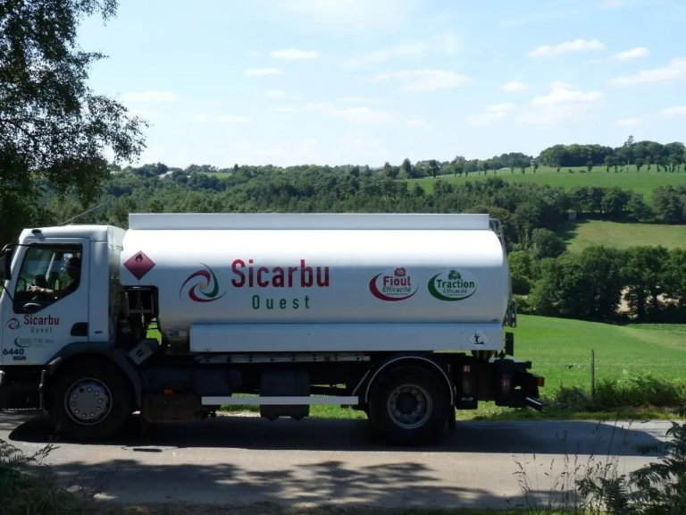 Camion-citerne SICARBU Ouest circulant sur une route en milieu rural pour la livraison d’énergie