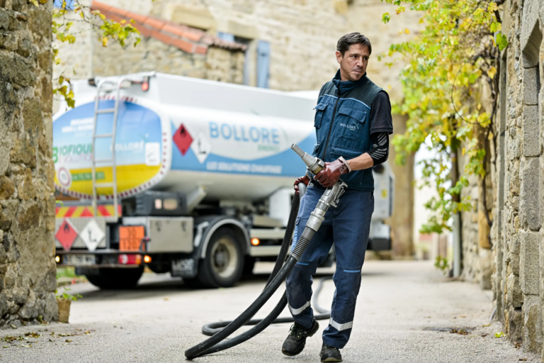 Technicien assurant une livraison de fioul chez un client particulier