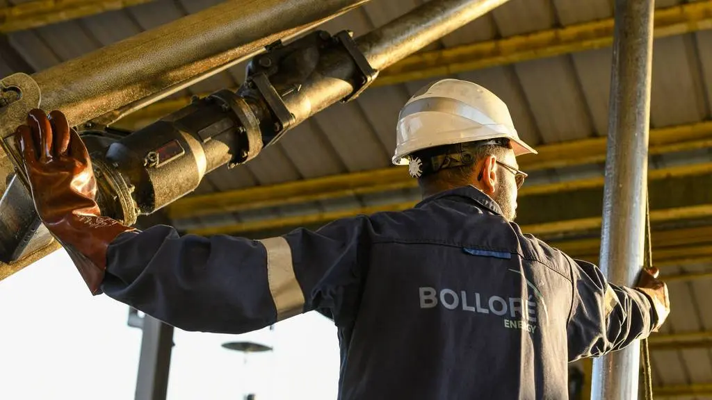 Technicien intervenant sur un réseau de canalisations dans une installation énergétique