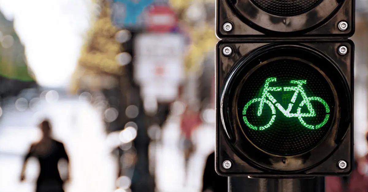 Feu de signalisation avec pictogramme vélo dans un environnement urbain