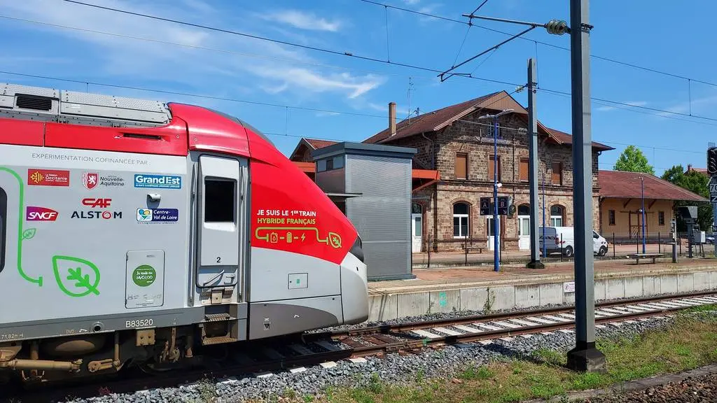 Train hybride circulant en gare dans le cadre d’une mobilité durable