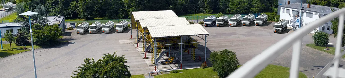 Vue aérienne d’un poste de chargement avec camions-citernes stationnés