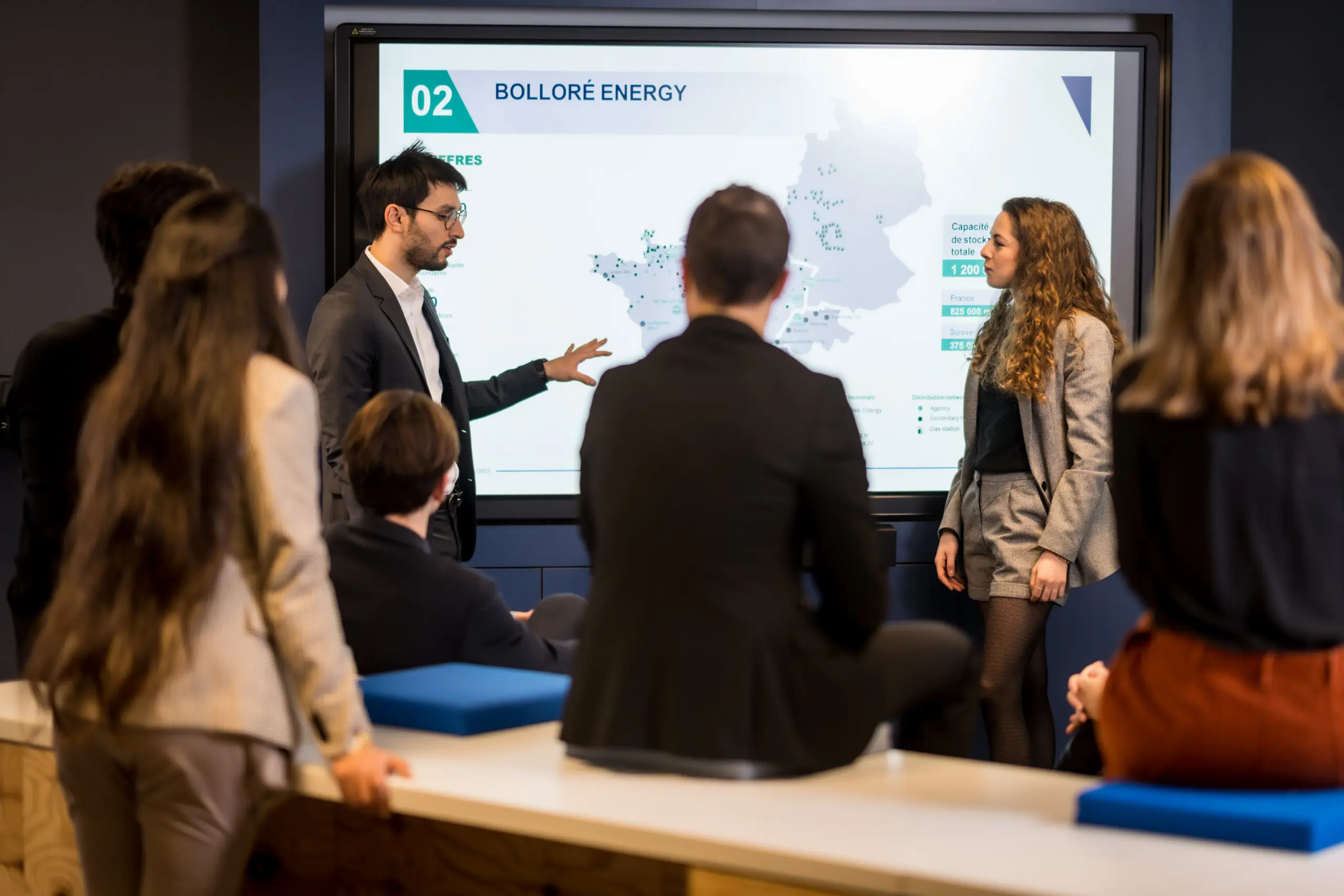 Professionnels réunis devant une présentation sur les infrastructures énergétiques