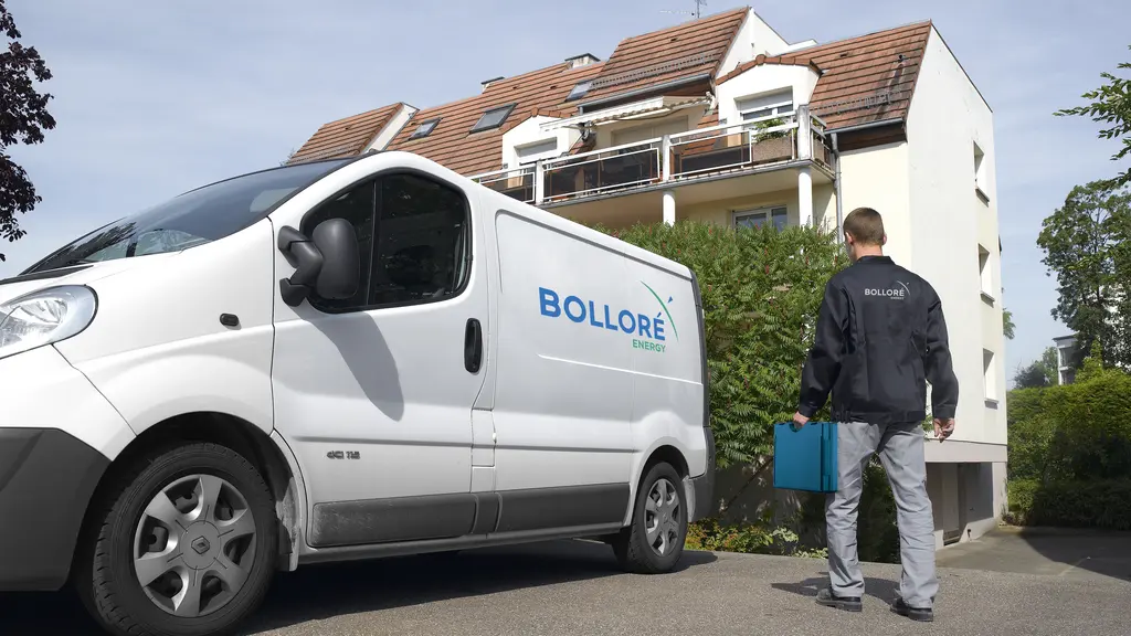 Technicien intervenant chez un client pour un service de chauffage