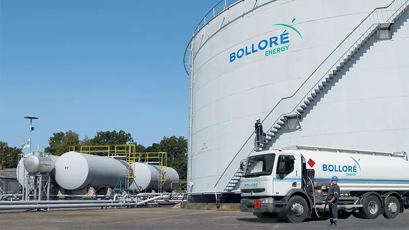Camion-citerne stationné devant des infrastructures de stockage énergétique