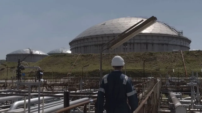 Technicien Bolloré Energy sur une installation de stockage et de distribution énergétique