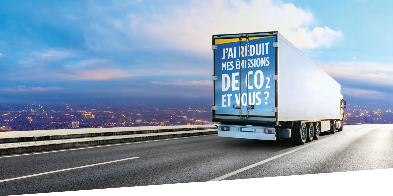 Camion de transport routier illustrant la réduction des émissions liées à la logistique