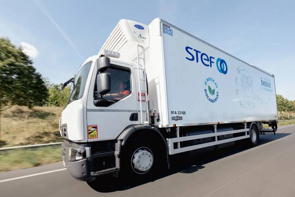 Camion de transport circulant sur route pour l’approvisionnement énergétique