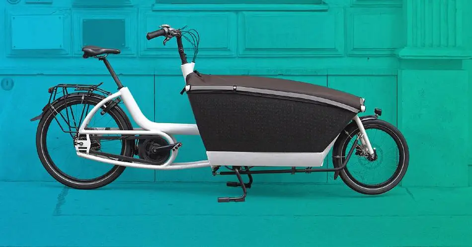 Vélo cargo stationné en environnement urbain pour les déplacements quotidiens