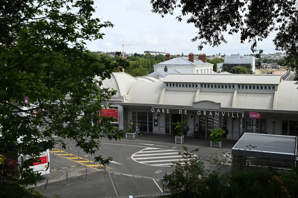 Façade principale de la gare de Granville en Normandie, vue depuis l’extérieur avec signalétique et entrée voyageurs.